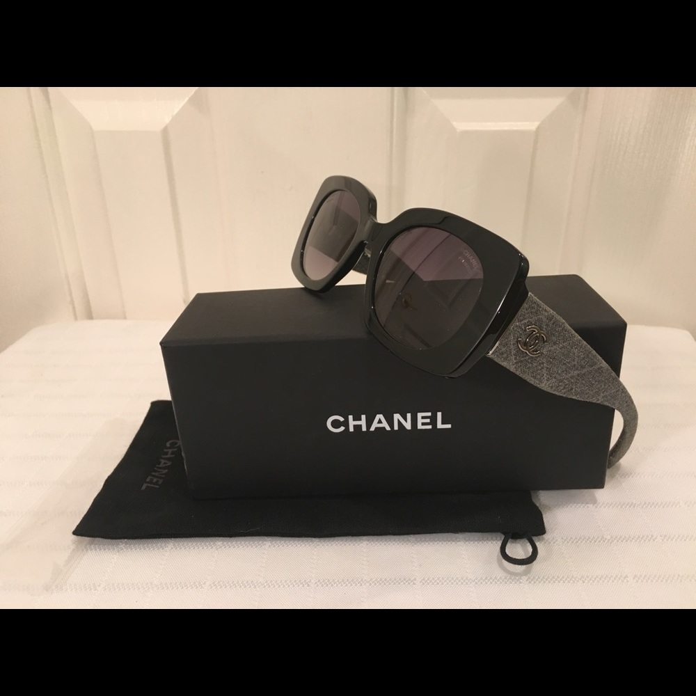 ❌ SOLD ❌ 🖤$625. Chanel “2019” Sty. Black Square